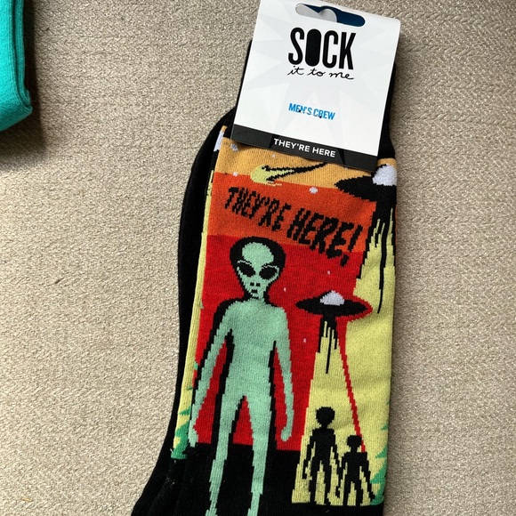 Sock It To Me Alien Design Men's Crew Socks - Red and Green - Picture 1 of 1